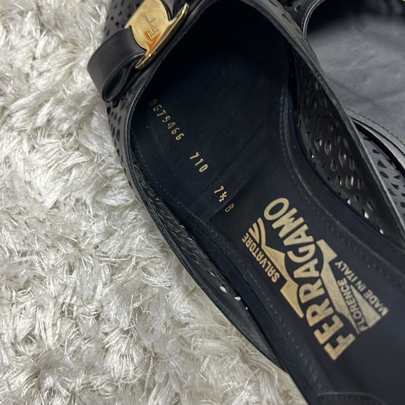 Beautiful slip on Ferragamo shoes - Picture 3 of 3